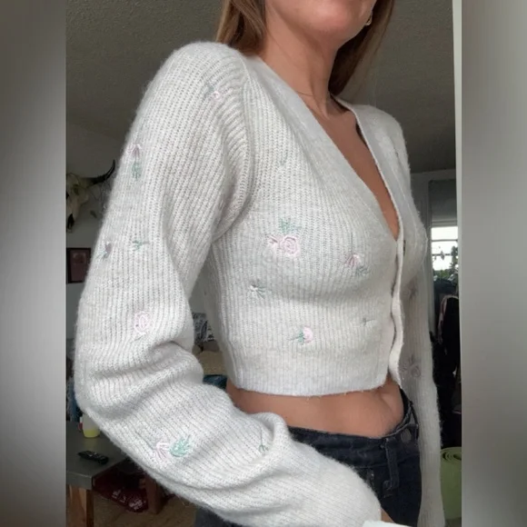 Cropped Cardigan with Embroidered Flowers - Picture 2 of 7